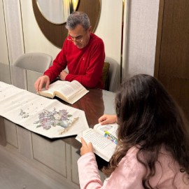 Kızıyla birlikte kitap okuyan Kaymakam Atasoy'dan çağrı var