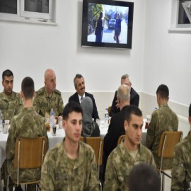 Hudut karakolunda Mehmetçikle iftarda buluştu