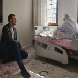 Yaşlı ve hastaların hatırını sordu