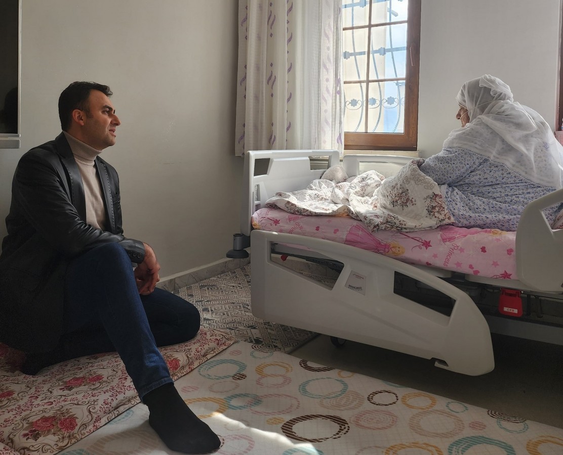 Yaşlı ve hastaların hatırını sordu;