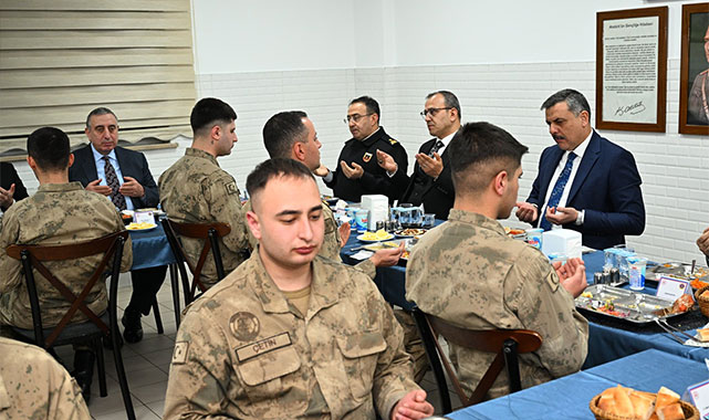 Vali Çiftçi, Mehmetçikle iftar sofrasında bir araya geldi;
