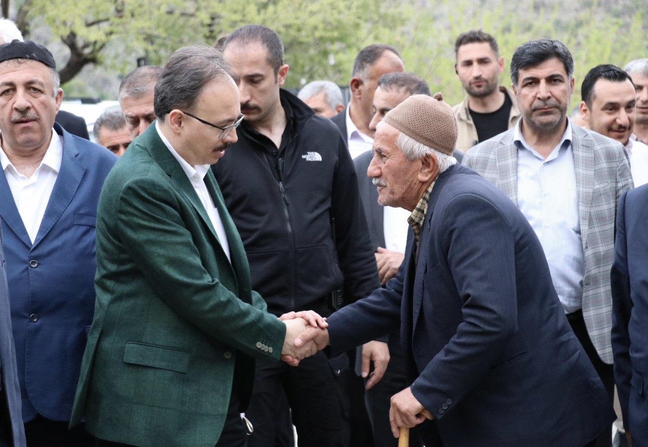Köy sakinlerinin taleplerini dinledi
