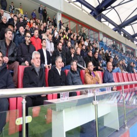 Vali Yavuz Karabük maçına tribünden destek verdi!