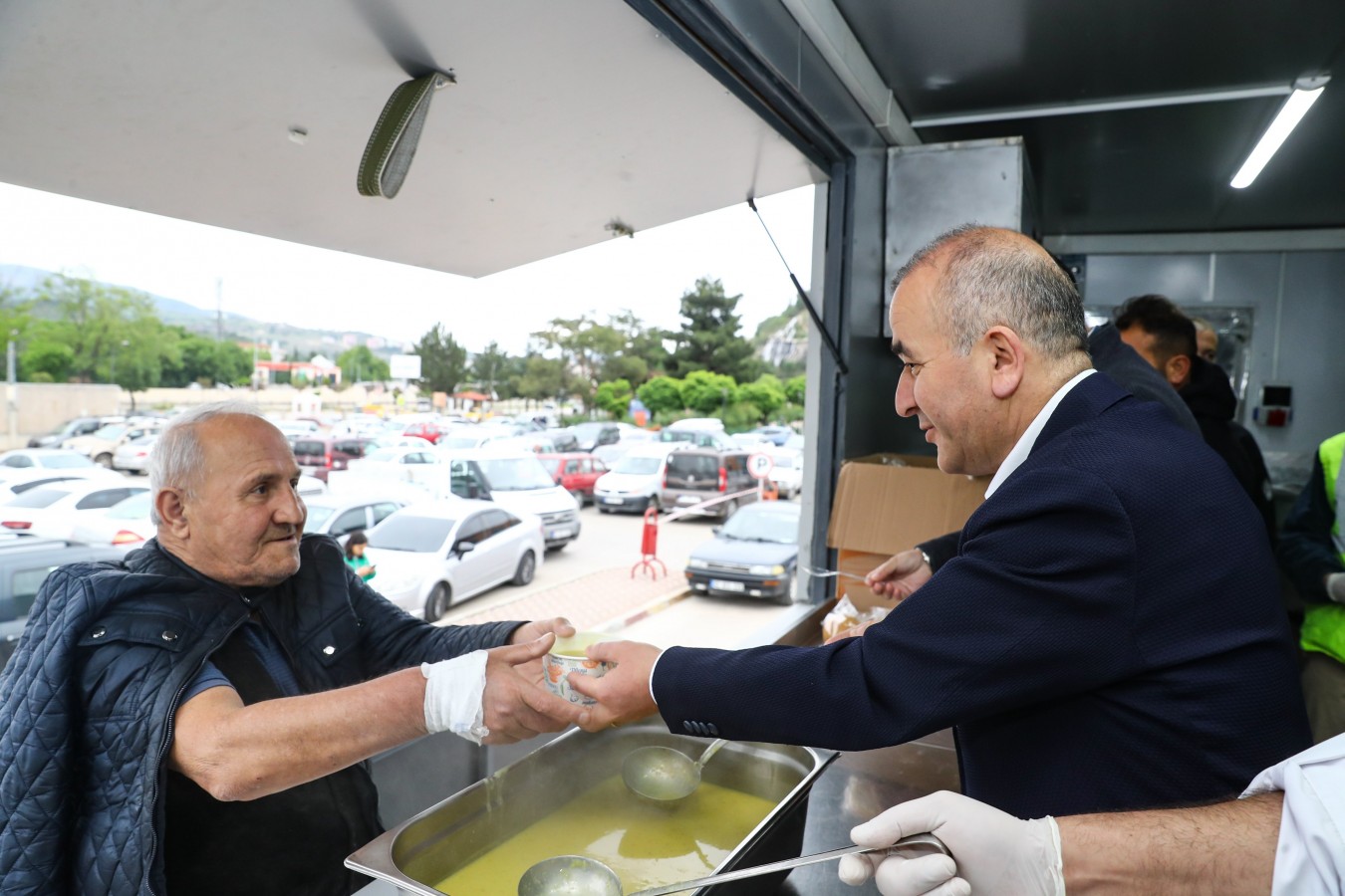 Hasta yakınlarına çorba ikram etti
