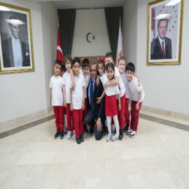Minik öğrenciler, kaleme aldıkları kitabı Kaymakam Atasoy’a hediye etti