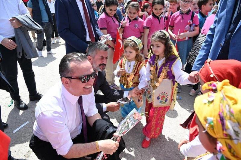 Kaymakam, her hafta farklı bir okulda bayrak törenine katıldı;