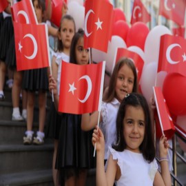 Mülki idare amirleri, öğrencilerin karne heyecanına ortak oldu