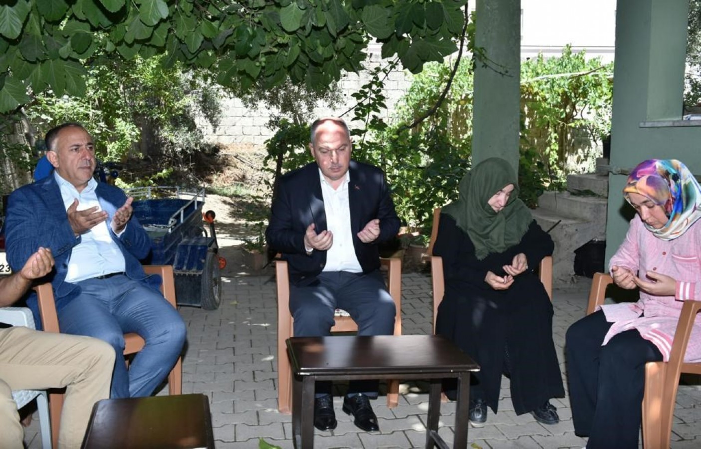 Şehit ailesini ziyaret eden Vali Coşkun: Milletçe hepinize minnettarız;