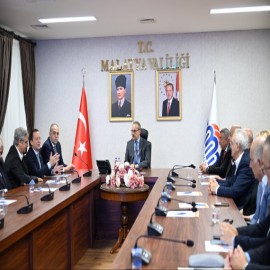 Vali Yavuz sektör temsilcileriyle bir araya gelip kuru meyve ihracatını değerlendirdi