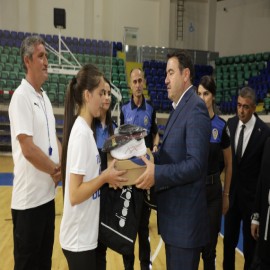 Vali Işın, çocuklara spor malzemelerini kendi elleriyle teslim etti