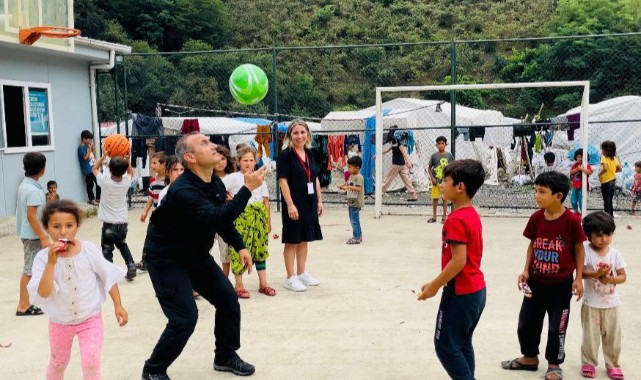 Fındık işçilerinin çocuklarıyla oyun oynadı
