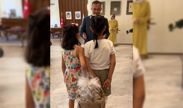Minik ellerden valiye kurabiye ikramı;