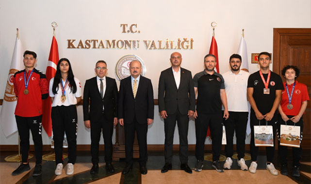 Kastamonu'nun gururu milli sporculardan Vali Dallı'ya ziyaret;