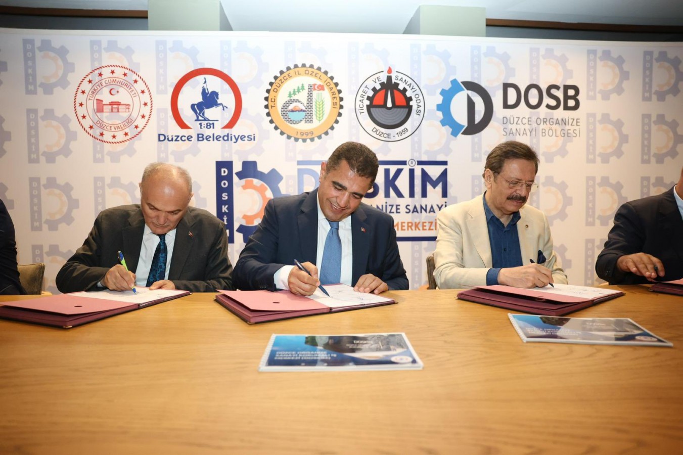 "El ele, kalpten kalbe Düzce";