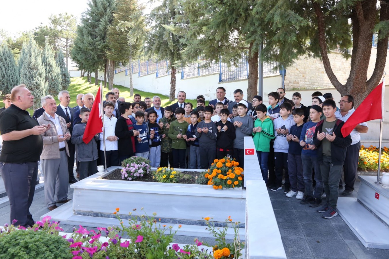 Cuma çıkışı Kur’an Kursu öğrencileriyle şehitlere dua;