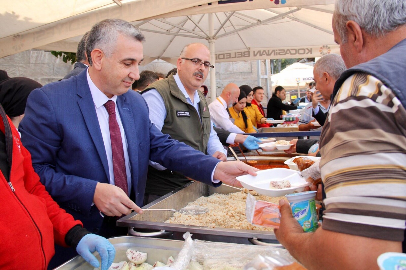 2 bin kişiye kuru fasulye ve pilav dağıtıldı;