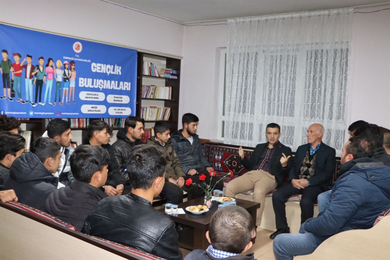 Her hafta farklı bir köyün gençleriyle buluşuyor