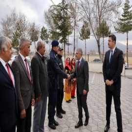 Vali Çelik, husumetli aileleri bir araya getirerek barıştırdı