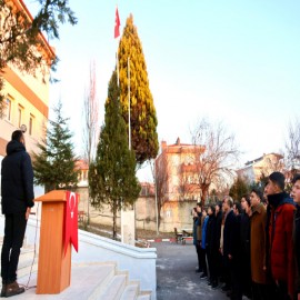 Okullarda şehitler için saygı duruşu