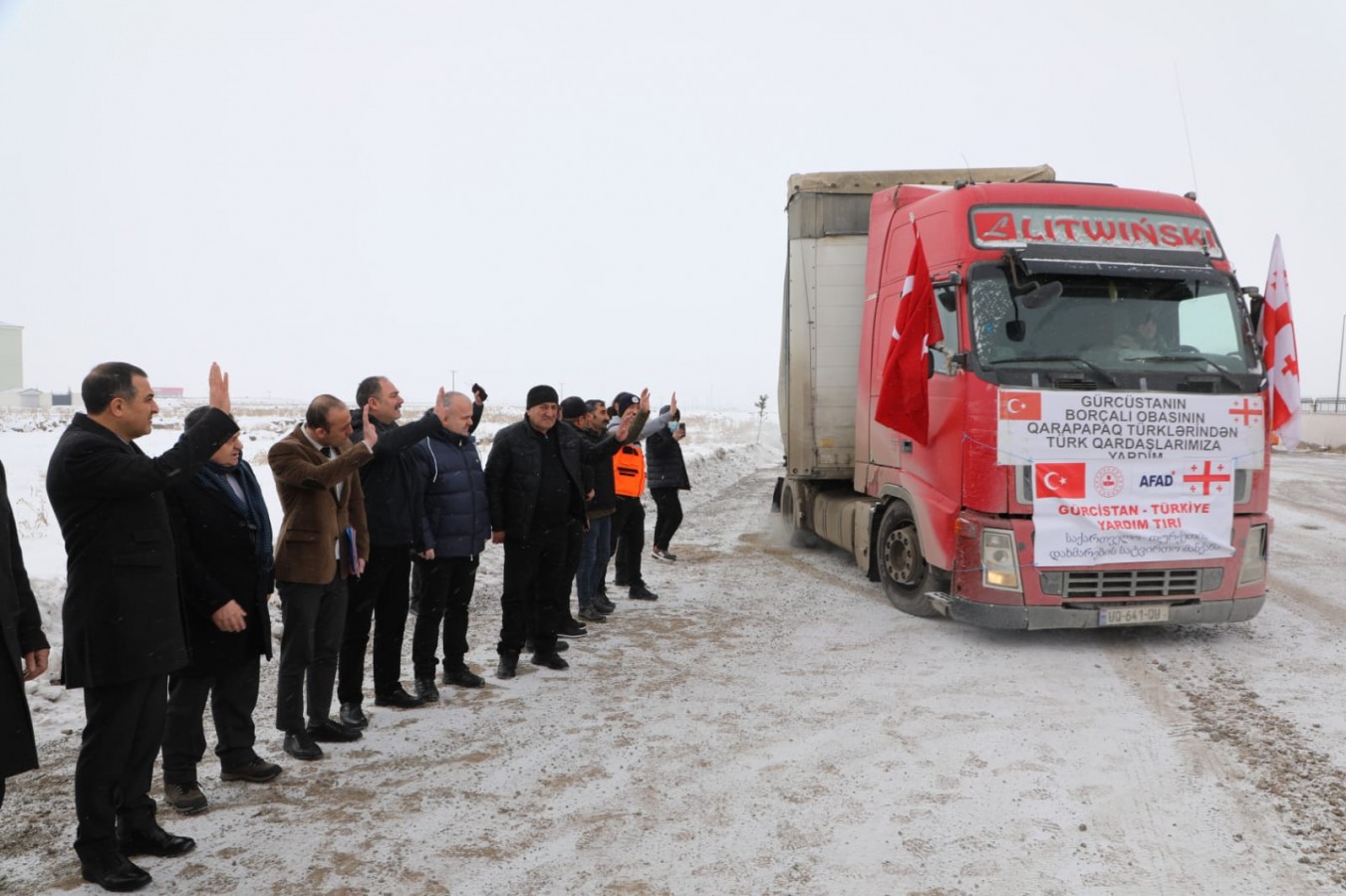 Gürcistan’da yaşayan Azerbaycanlılardan 3 tır yardım;