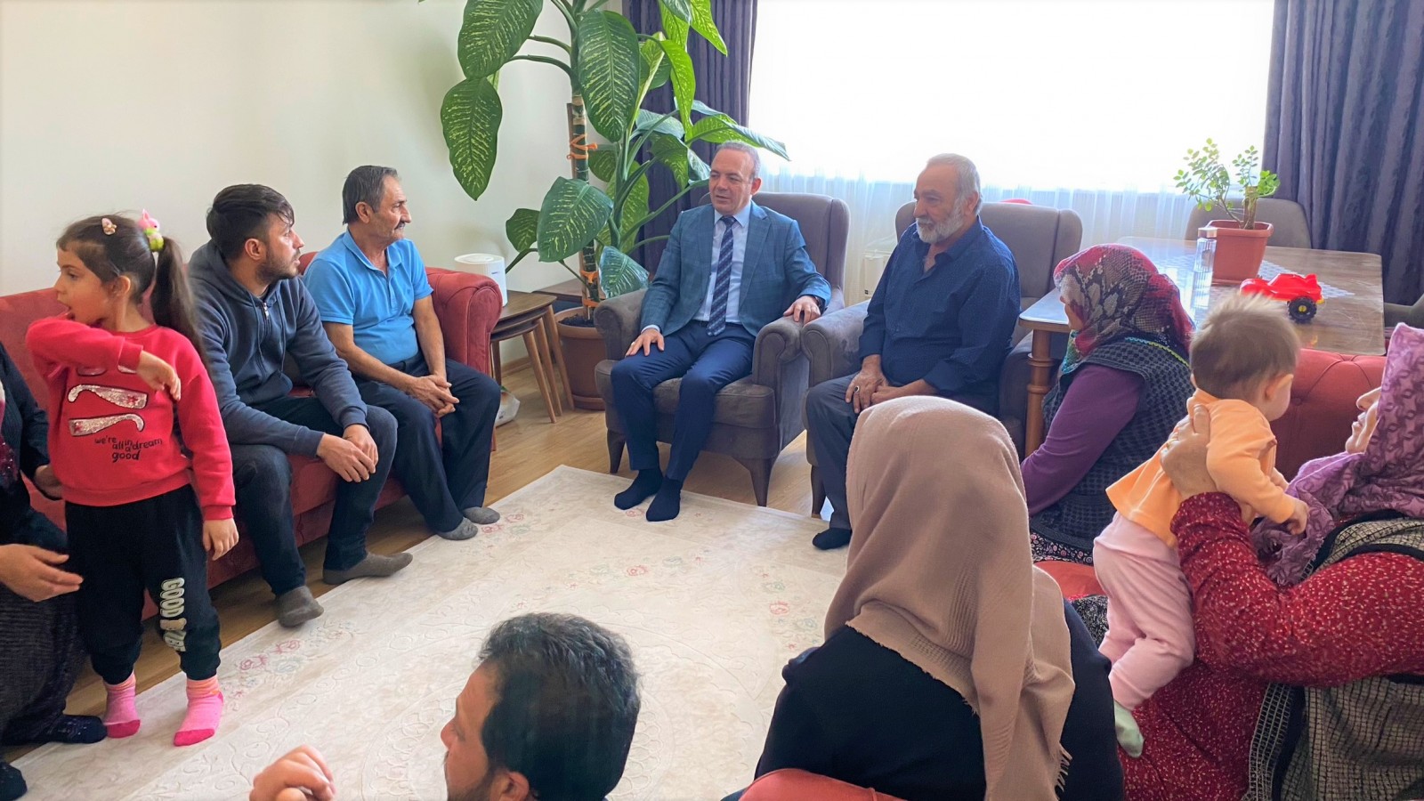 Depremzedelerin acısını paylaştı