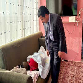 Metehan, kaymakam abisini beklerken uyuya kaldı