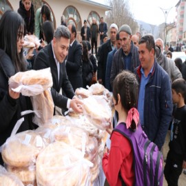 Öğrencilerle birlikte Ramazan pidesi dağıttı