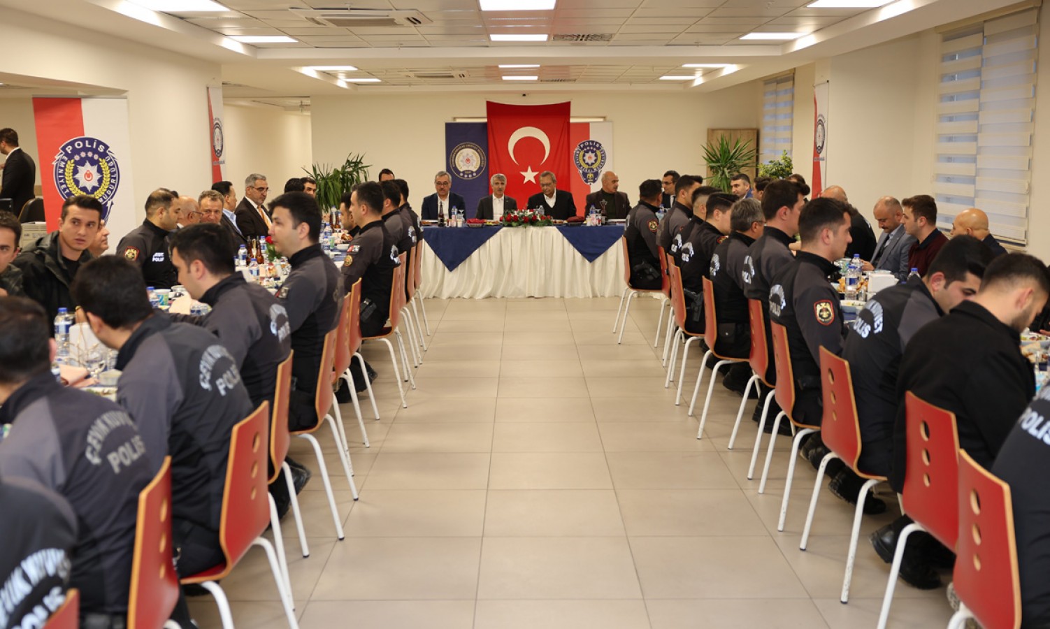 Çevik kuvvet polislerini iftarda yalnız bırakmadı;