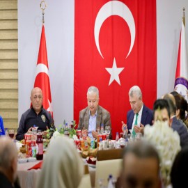 "Ay yıldızlı bayrağın gölgesi üzerinizden eksik olmasın"