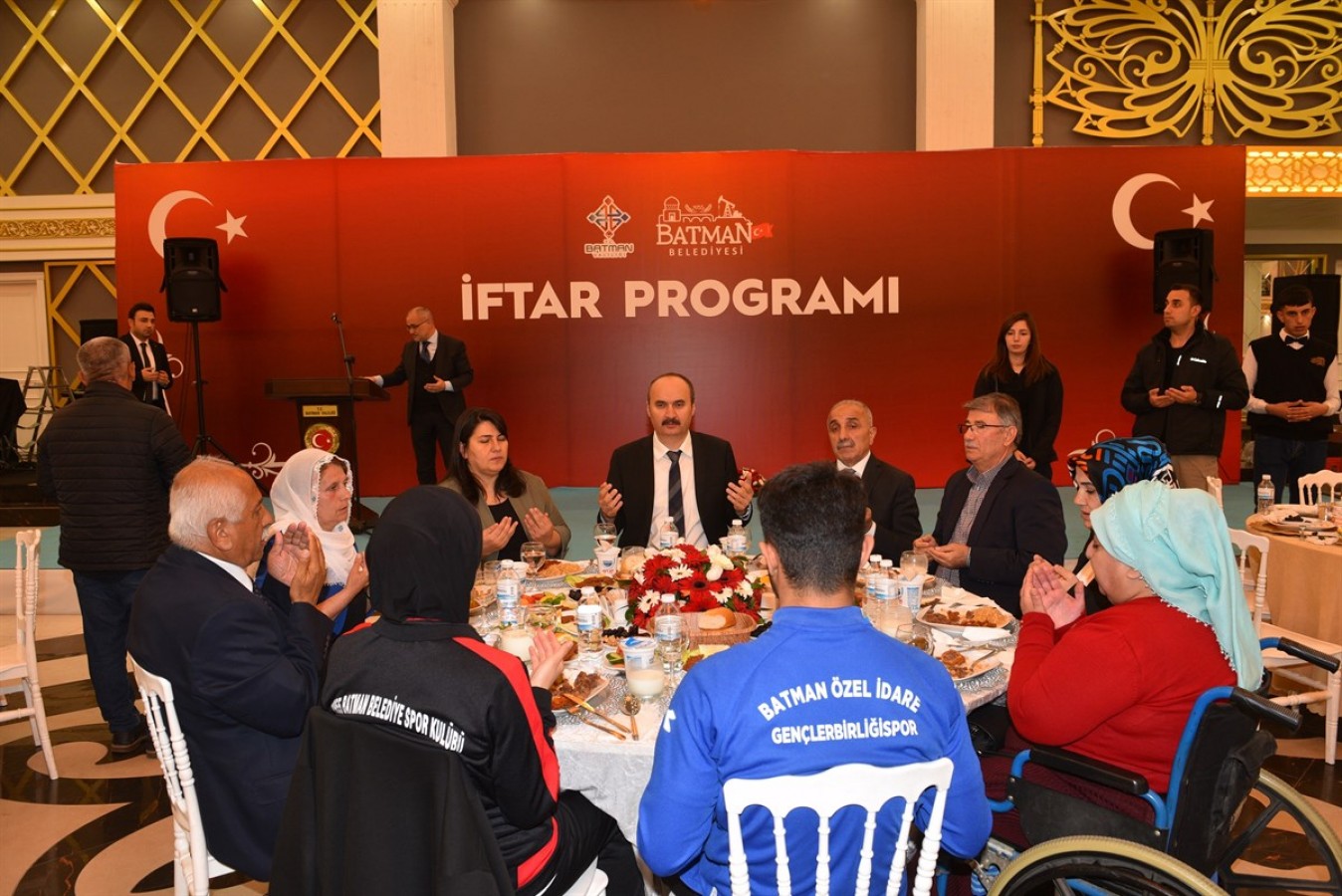Kanaat önderlerini iftarda ağırladı