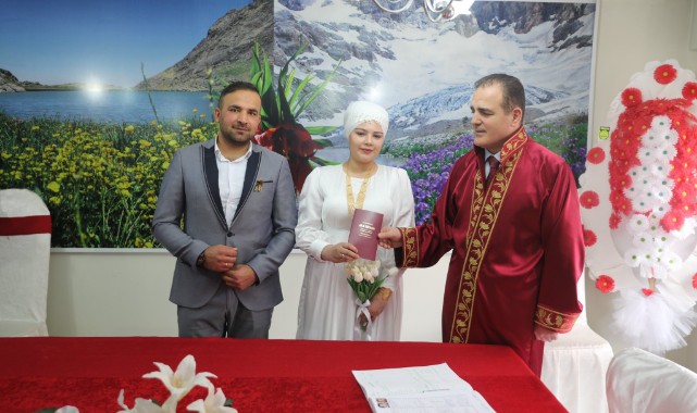 Adıyamanlı depremzede çift Hakkari'de evlendi