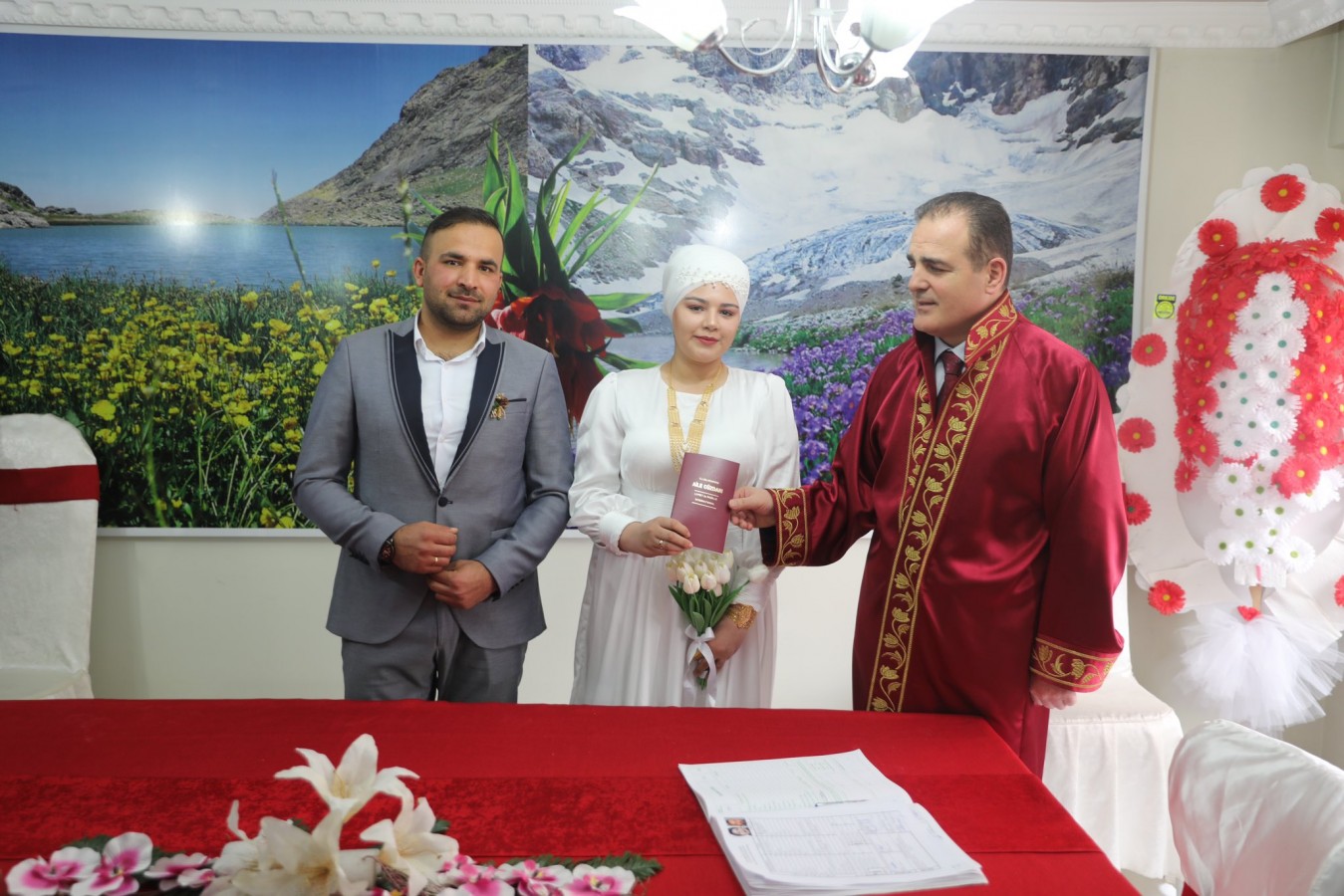 Adıyamanlı depremzede çift Hakkari'de evlendi