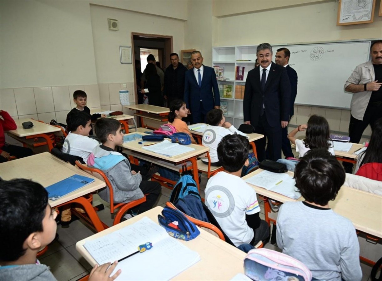 Öğrencinin mektupla davetine icabet etti;