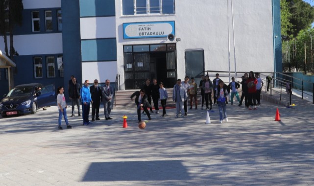 Öğrencilerle top oynadı