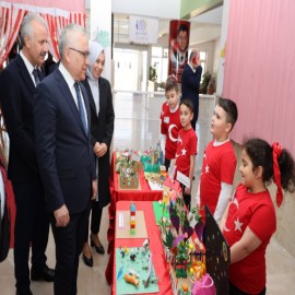 Ders başı yapan öğrencilere hediye verdi