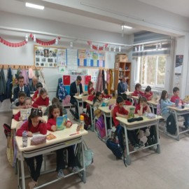 Pınarhisar Kaymakamı Özderin Cumhuriyet İlkokulu’nda öğrencilerle kitap okudu