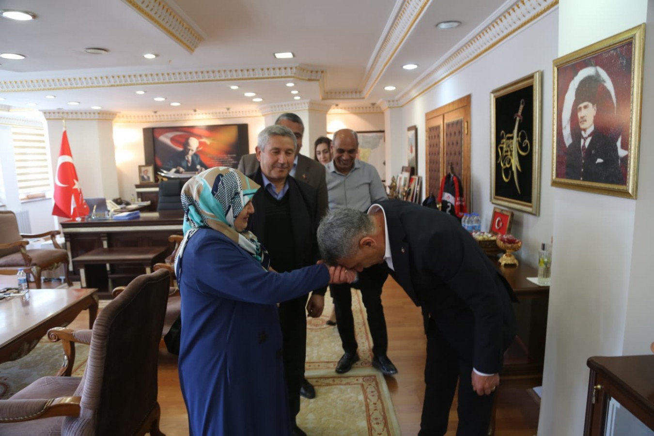 Şehit ailesine hürmet;
