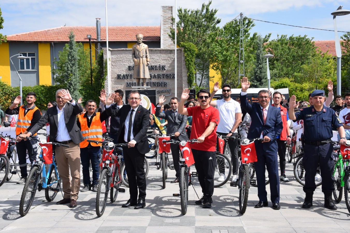 Gençlerle birlikte pedal çevirdi;