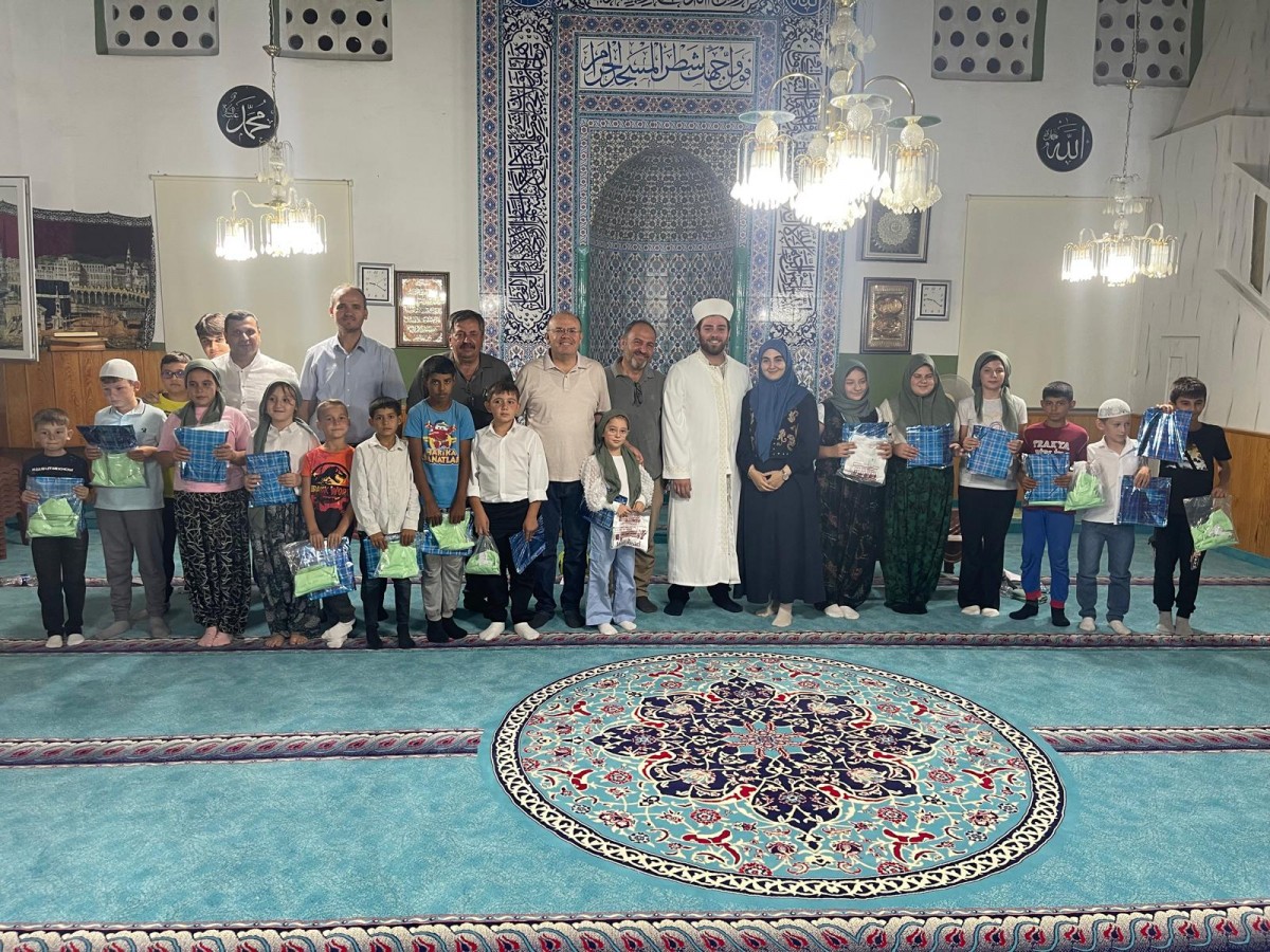 İlçenin en uzak köyüne giden kaymakam, öğrencileri tebrik etti;