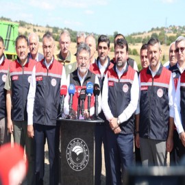 Bakan Yumaklı Eflani’de biçerdövere geçti: "140 milyon tonla rekor kıracağız"