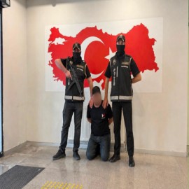 İçişleri Bakanlığı duyurdu: Bakü'de yakalanan suç örgütü firarisi Türkiye'ye getirildi