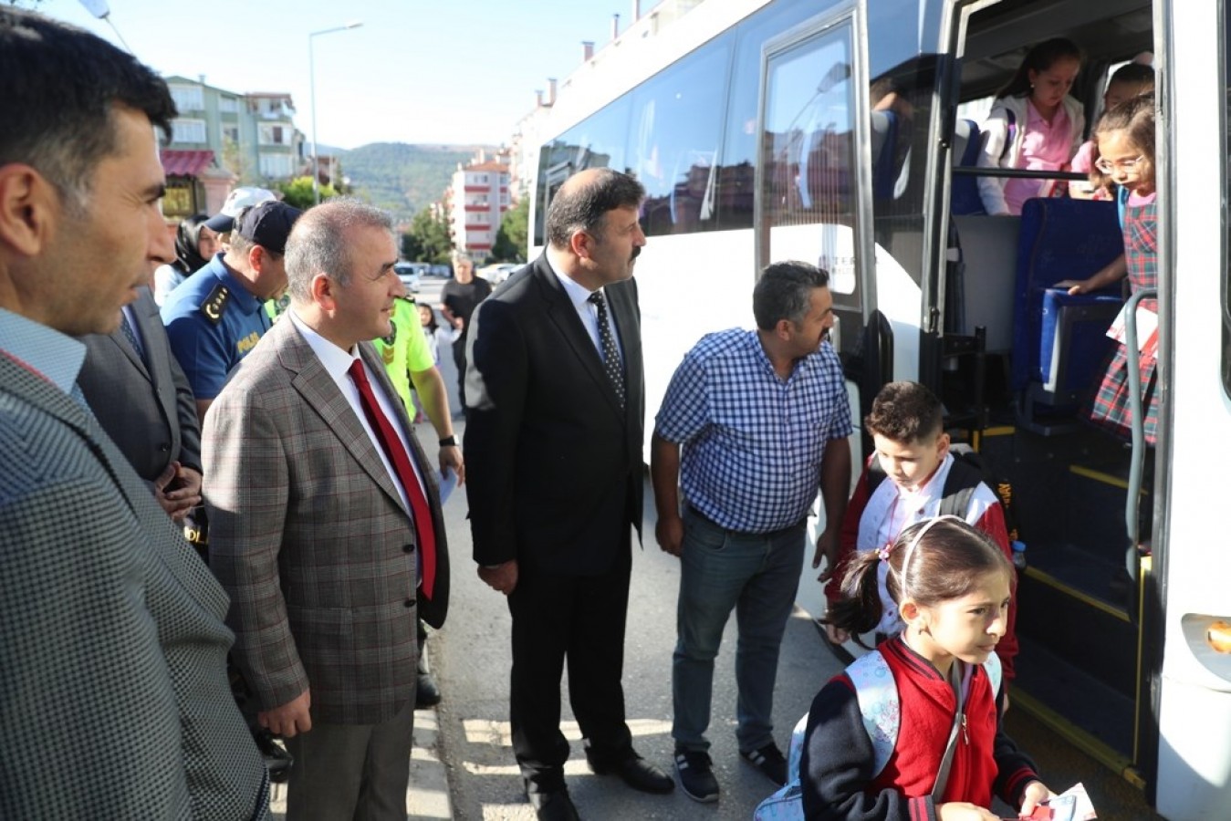 Okul servislerinin denetimine katıldı;