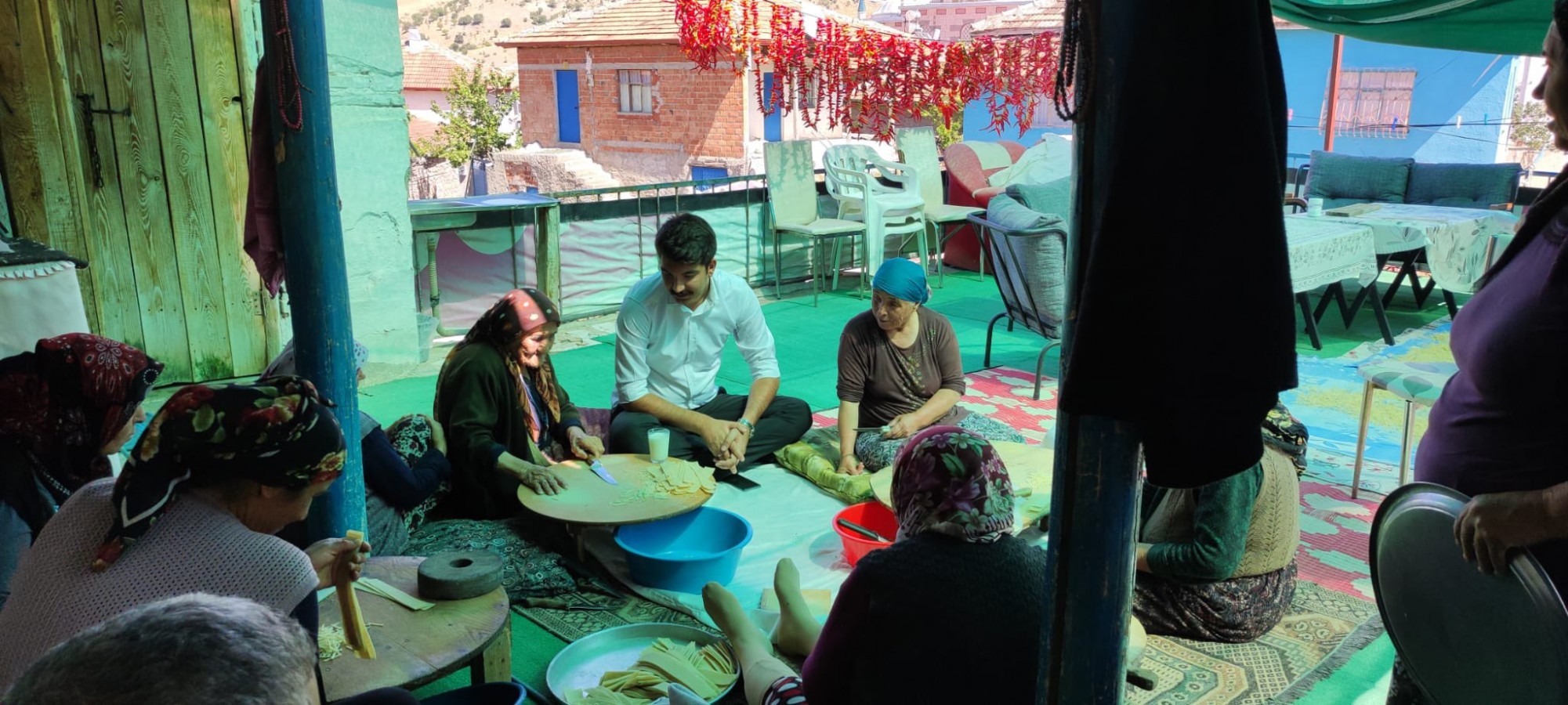 Hanelere konuk olup kapılarla birlikte gönül pencerelerini de açıyor;
