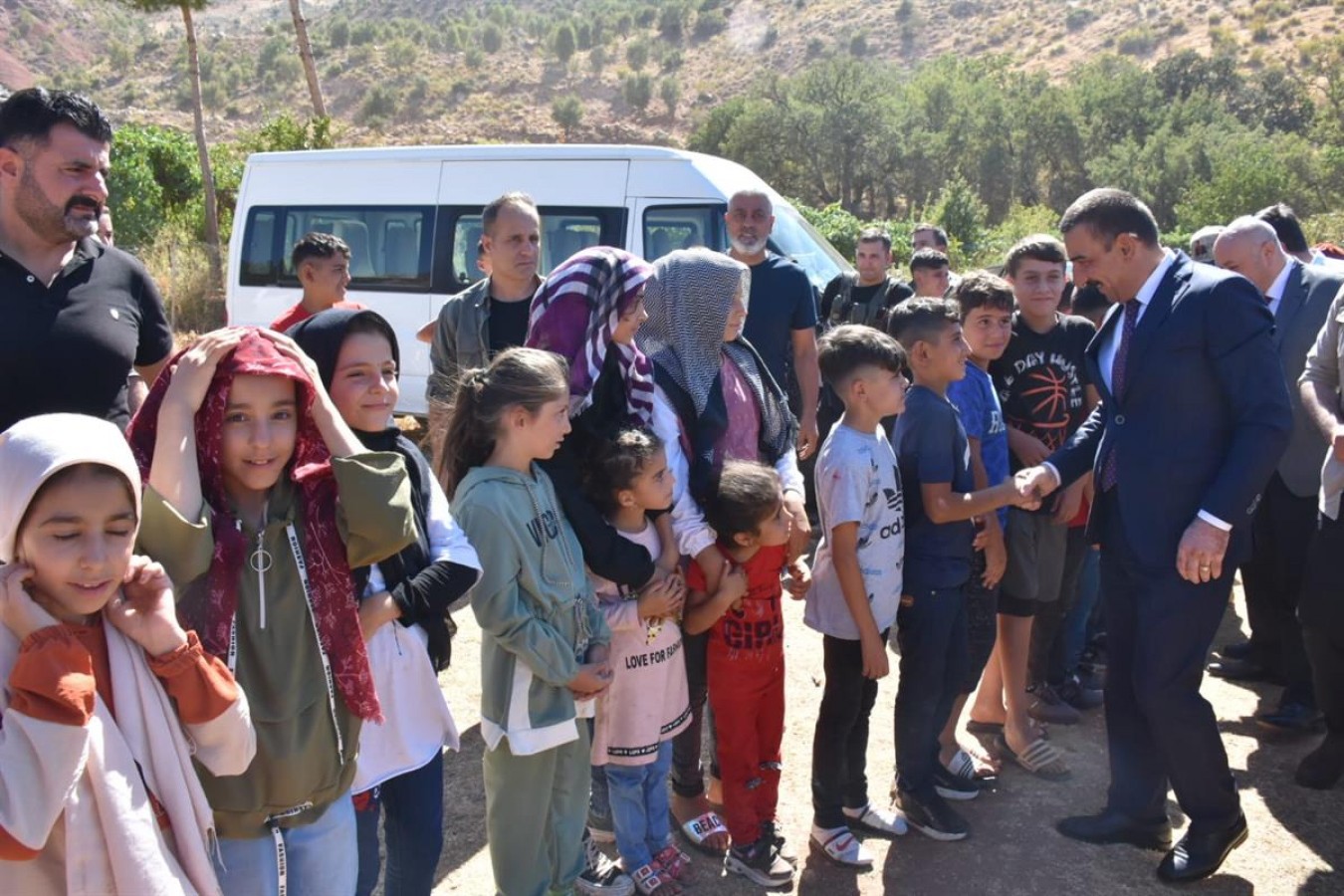 Köy çocuklarının 'Vali Amca' sevinci;