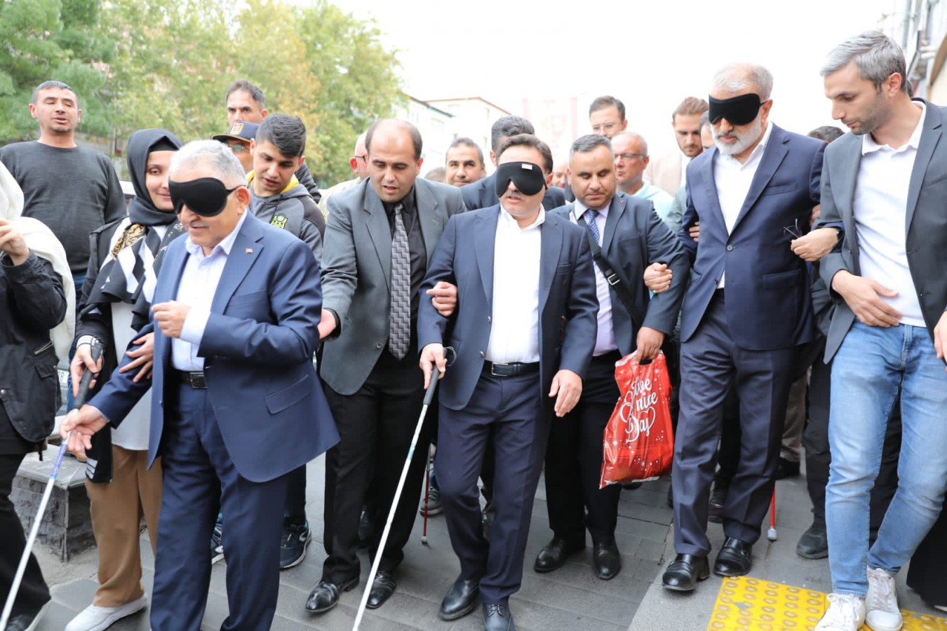 Empati için gözlerini bağlayıp yürümeye çalıştılar