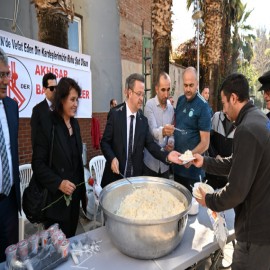 Filistin’de ölenlerin hayrına pilav ikramı