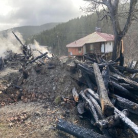 Kaymakam Demirdağ, yangında evini kaybeden aileye destek oldu