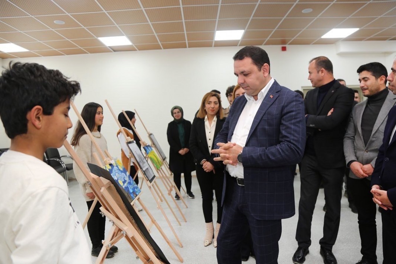 Ressam öğrencileri tebrik etti