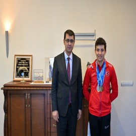 Uşaklı genç yüzücüden Yunanistan’da madalya yağmuru