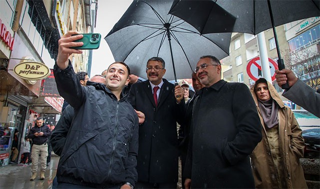 Urmiye Valisi Mukabili ile Vali Çelik bir arada: Sümbül Dağı'nı göremeden şehirden ayrıldılar...